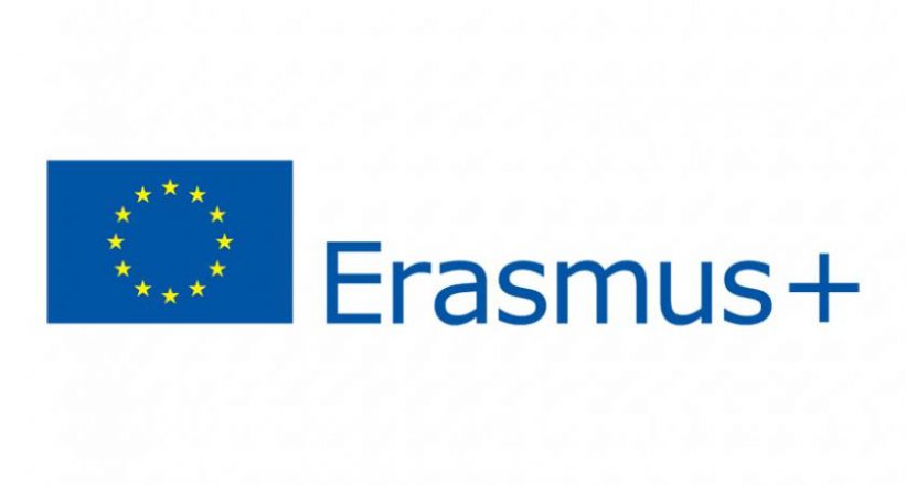 Niebieski baner na białym tle z napisem Erasmus +
