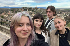 Uczestnicy programu „From Tradition to Innovation: Vernacular Solutions for an Inclusive, Accessible and Sustainable Architecture” z Wydziału Architektury PB: Wiktoria Wysocka, Emilia Sadowska, Konrad Rydz-Niczyporuk, Diana stypułkowska. Autor zdjęcia: Emilia Sadowska