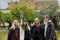 Cordoba. Uczestnicy programu „From Tradition to Innovation: Vernacular Solutions for an Inclusive, Accessible and Sustainable Architecture” z Wydziału Architektury PB: Wiktoria Wysocka, Emilia Sadowska, Konrad Rydz-Niczyporuk, Diana stypułkowska. Autor zdjęcia: Emilia Sadowska