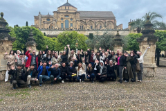 Zdjęcie grupowe uczestników BIP „From Tradition to Innovation: Vernacular Solutions for an Inclusive, Accessible and Sustainable Architecture”. Ogrody Mezquita de Córdoba. Autor zdjęcia:Sonsoles Gonzalez Rodrigo