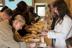 Studenci WA PB podczas warsztatów praktycznych z tworzenia struktur typu mukarnas w Boceguillas.Autor zdjęcia: Karolina Misiuk.