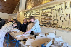 Studenci WA PB podczas warsztatów praktycznych z tworzenia struktur typu mukarnas w Boceguillas.Autor zdjęcia: Karolina Misiuk.