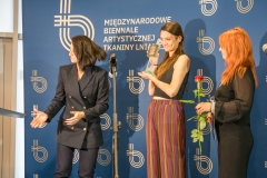 Mgr inż. Justyna Sołomianko laureatką I. nagrody na 12. Międzynarodowym Biennale Artystycznej Tkaniny Lnianej „Z krosna do Krosna” 2024