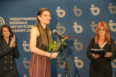 Mgr inż. Justyna Sołomianko laureatką I. nagrody na 12. Międzynarodowym Biennale Artystycznej Tkaniny Lnianej „Z krosna do Krosna” 2024